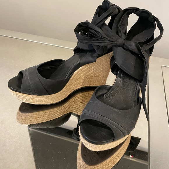 Black tie up wedges by Ugg - Picture 4 of 5